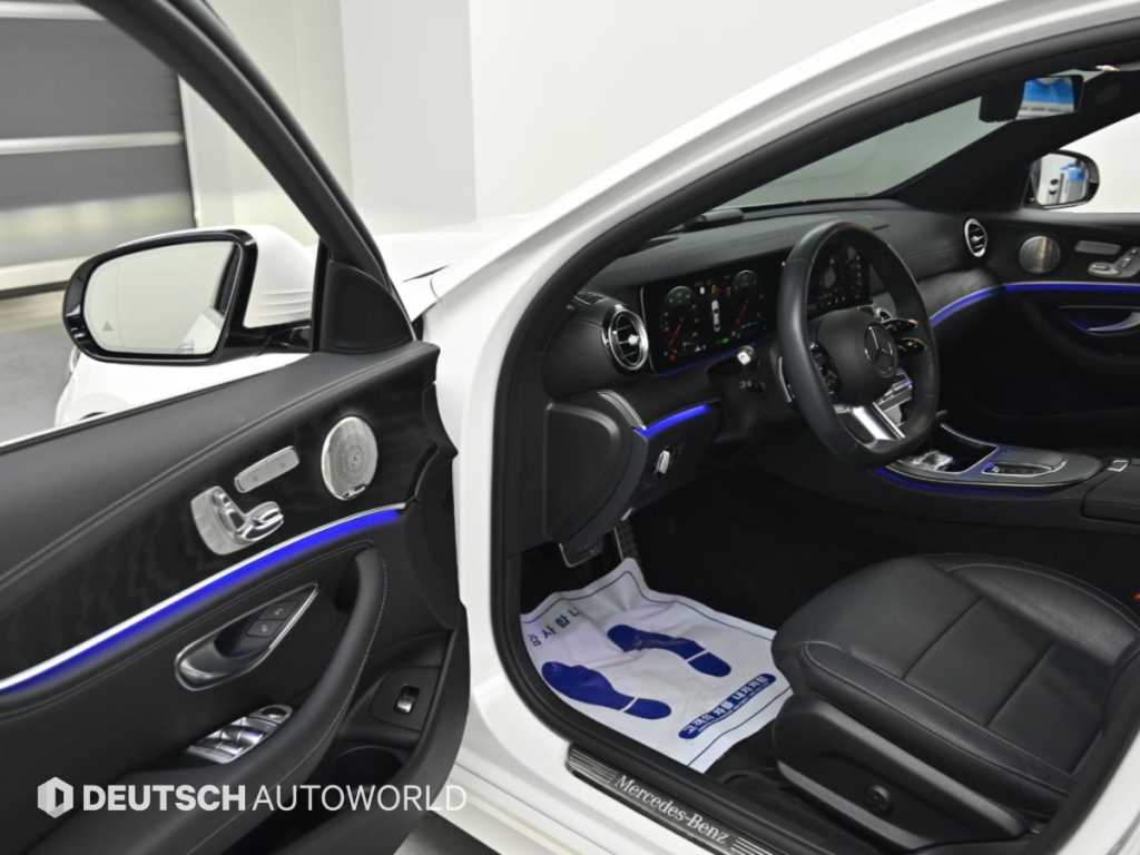 Mercedes-Benz E-Class — photo 11
