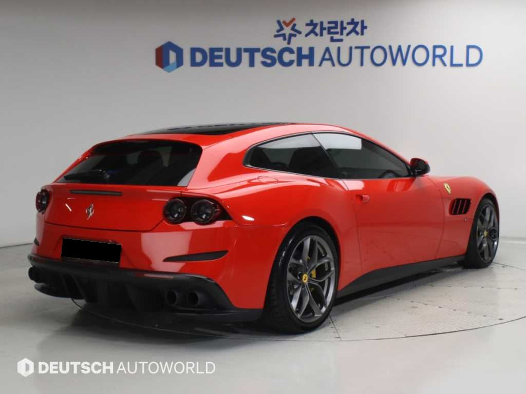 Ferrari GTC4 Lusso — photo 02