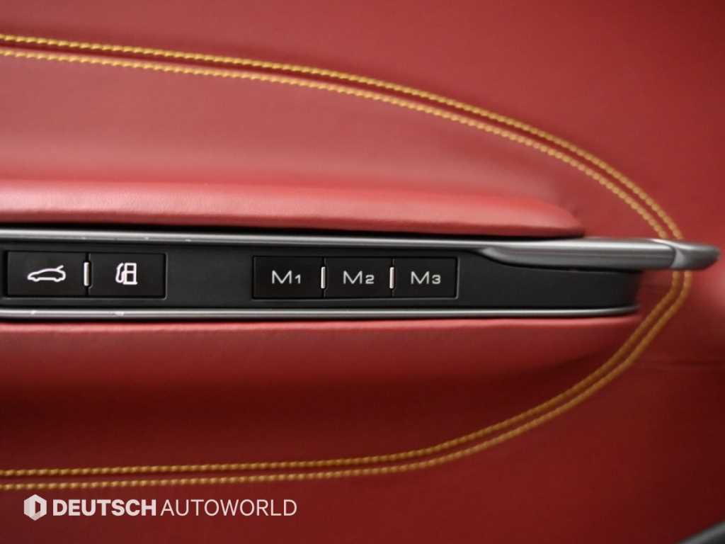 Ferrari GTC4 Lusso — photo 16