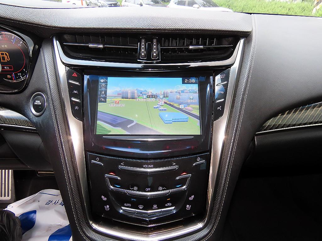 Cadillac CTS — photo 13