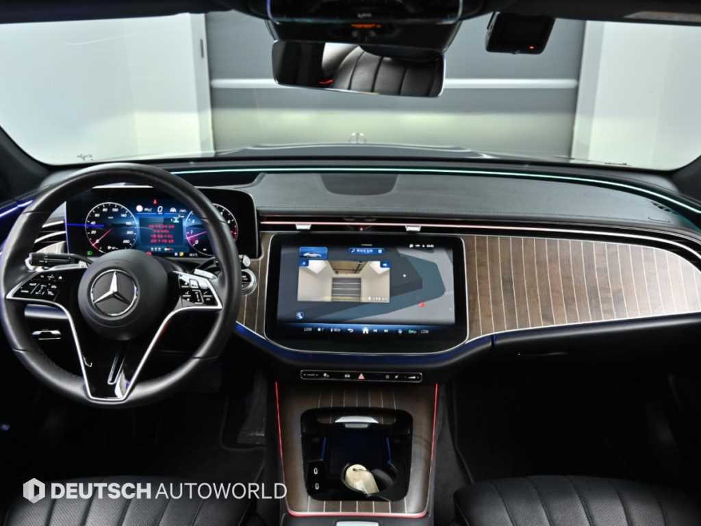 Mercedes-Benz E-Class — photo 07