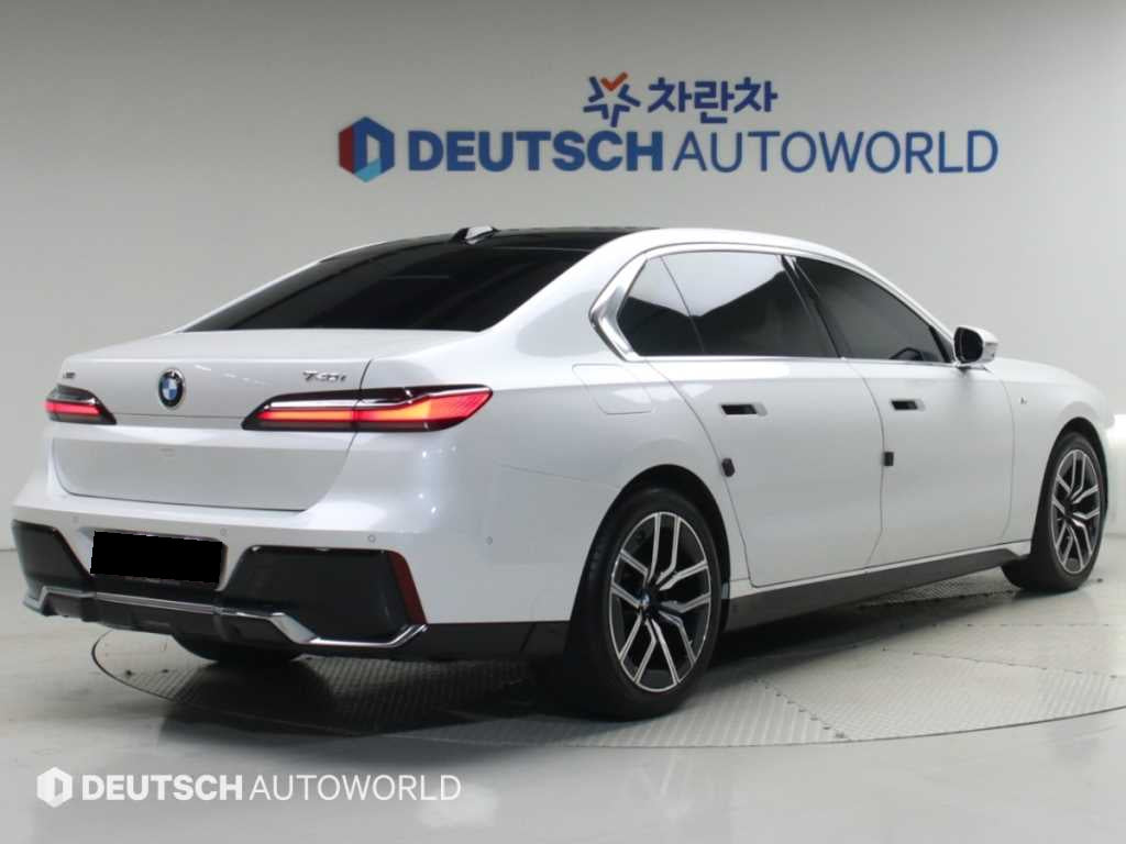 BMW 7-Series — photo 02