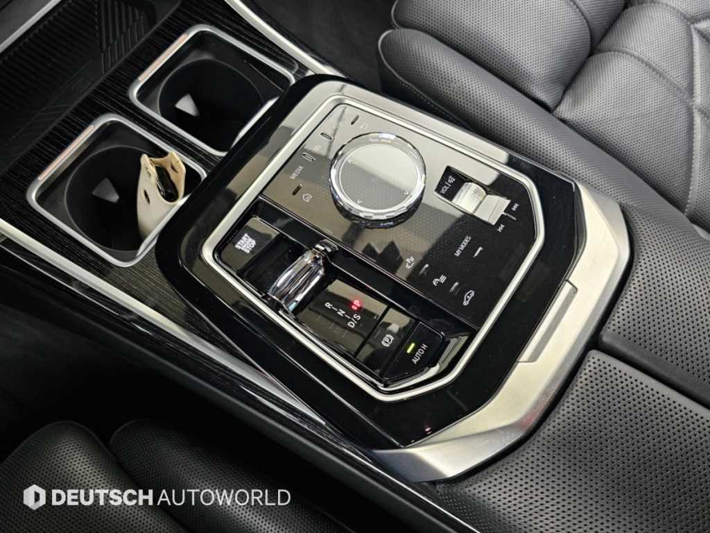BMW 7-Series — photo 09