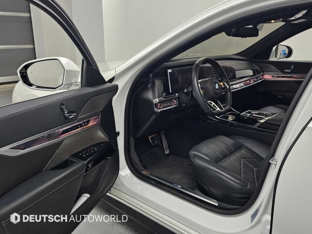 BMW 7-Series — photo 11