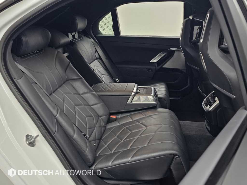 BMW 7-Series — photo 12