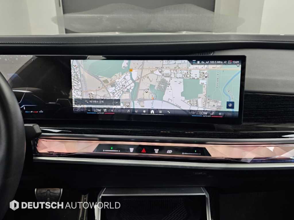 BMW 7-Series — photo 14