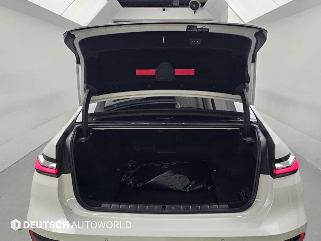 BMW 7-Series — photo 19