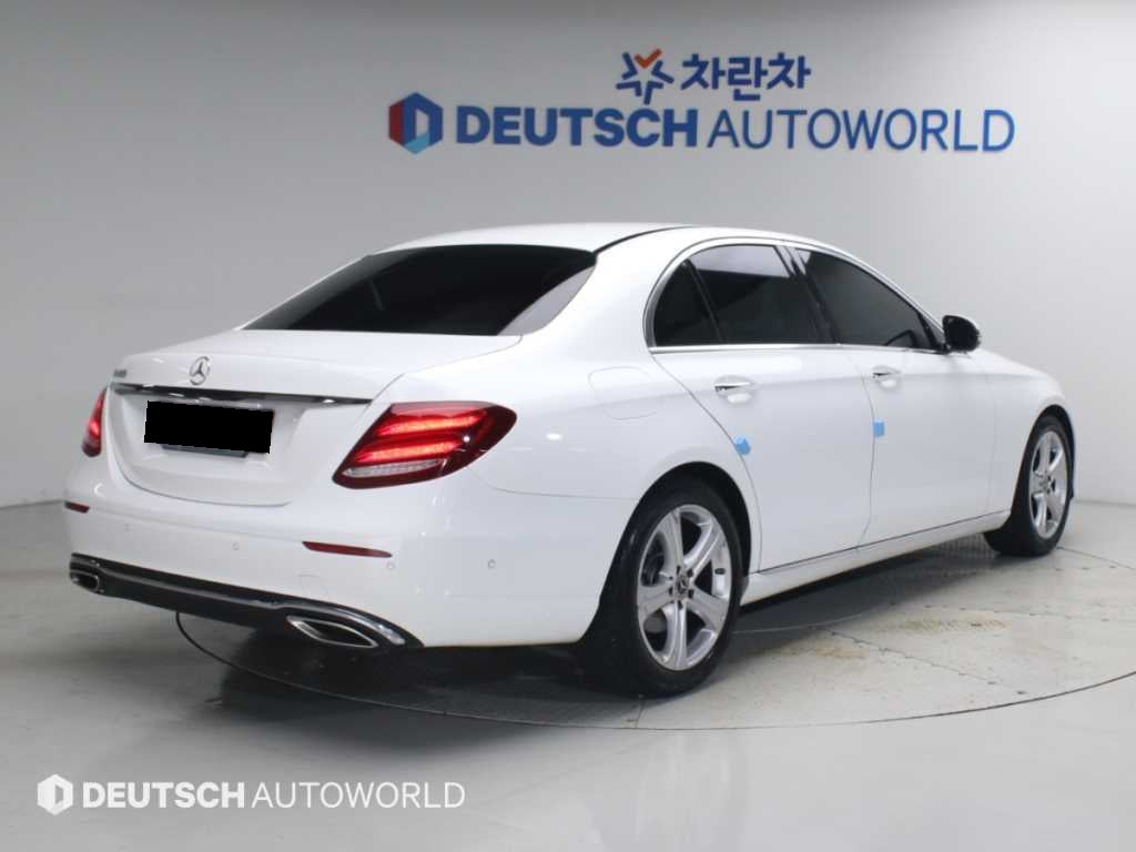 Mercedes-Benz E-Class — photo 02