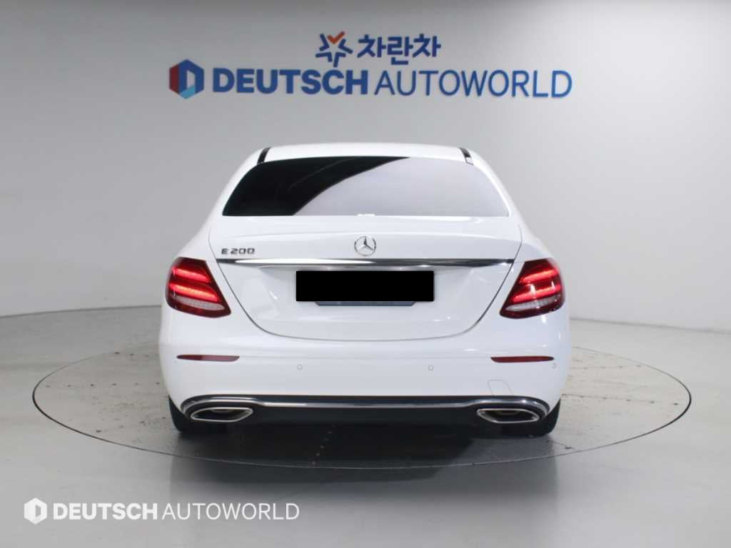 Mercedes-Benz E-Class — photo 04