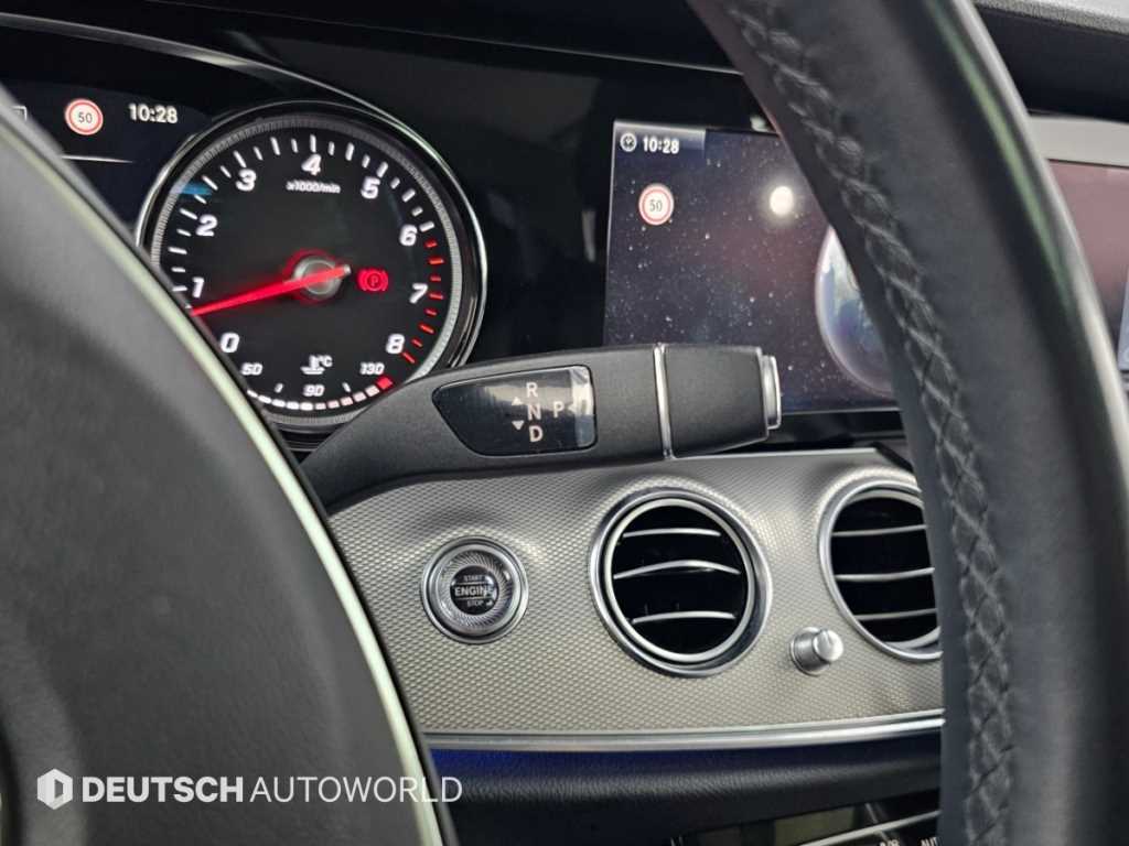 Mercedes-Benz E-Class — photo 09