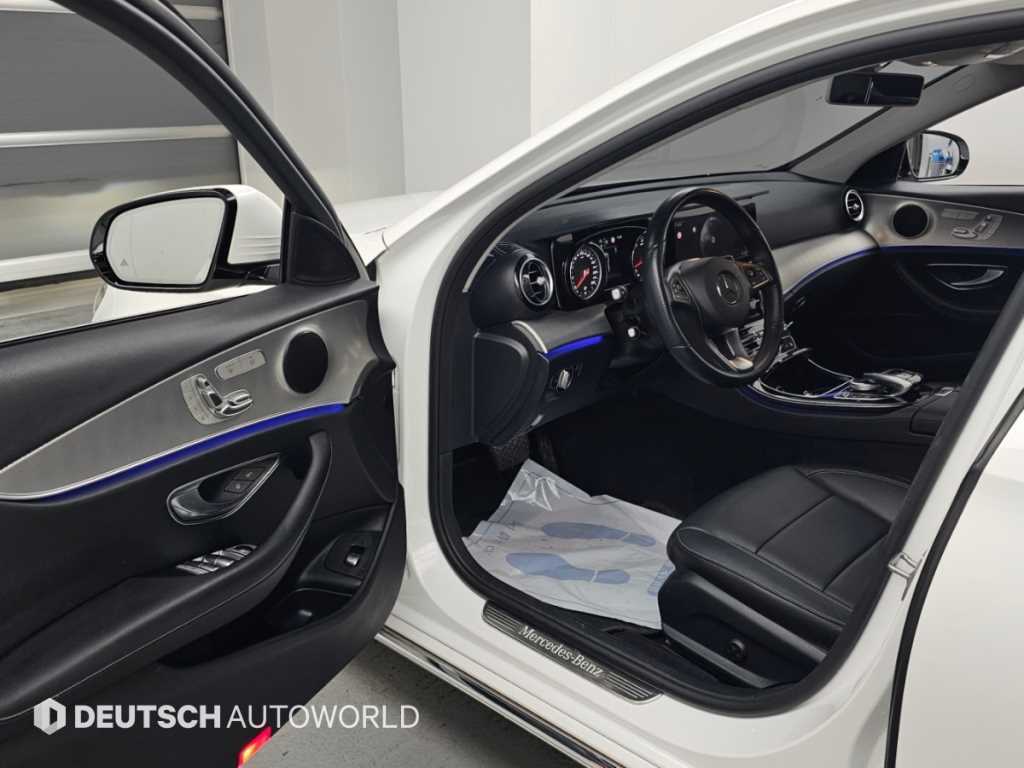 Mercedes-Benz E-Class — photo 11