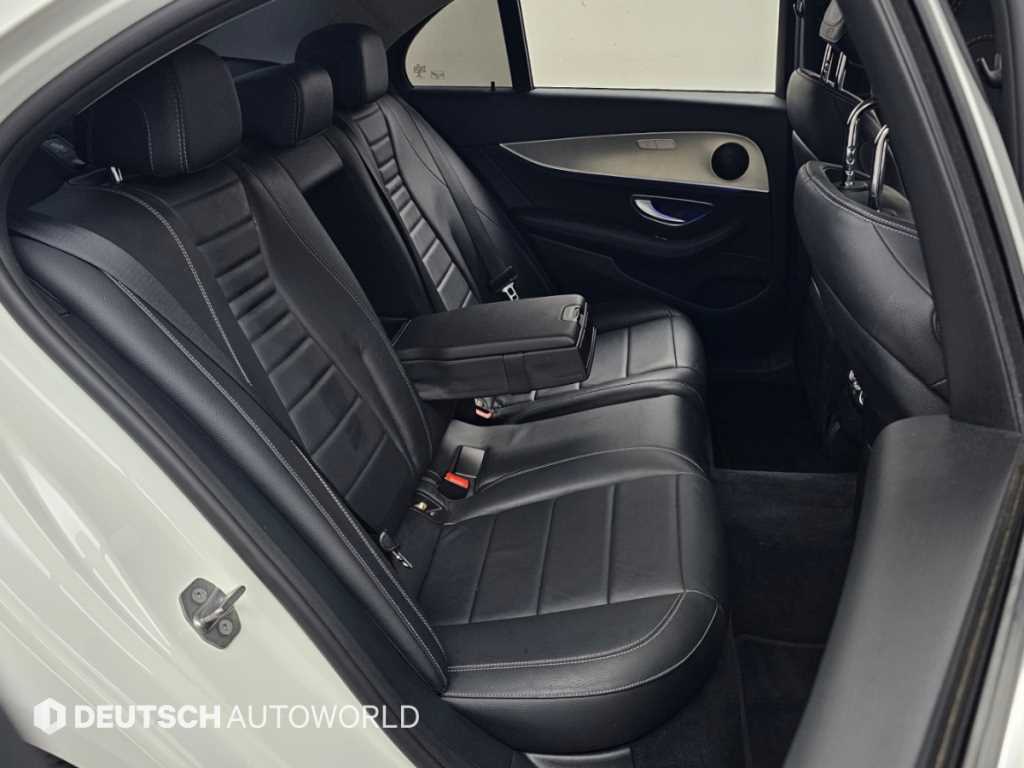 Mercedes-Benz E-Class — photo 12