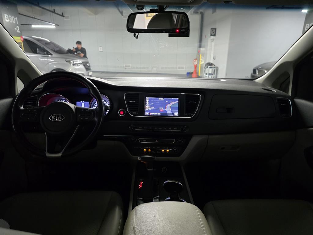 Kia Carnival — photo 09
