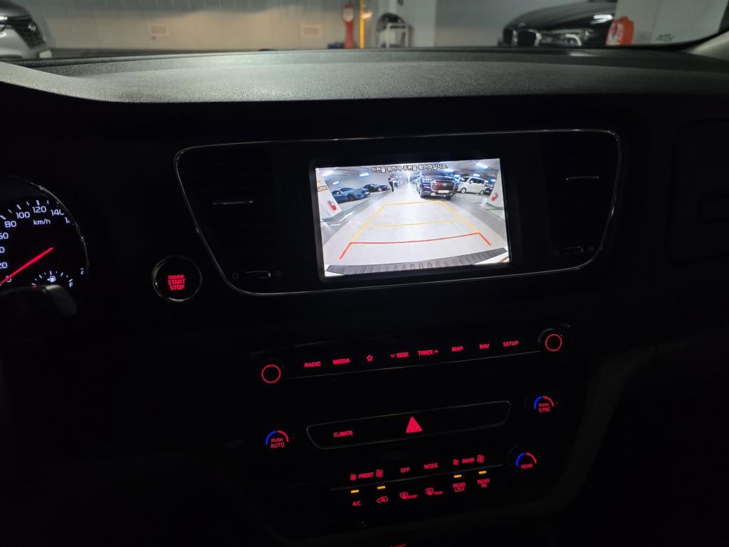 Kia Carnival — photo 14