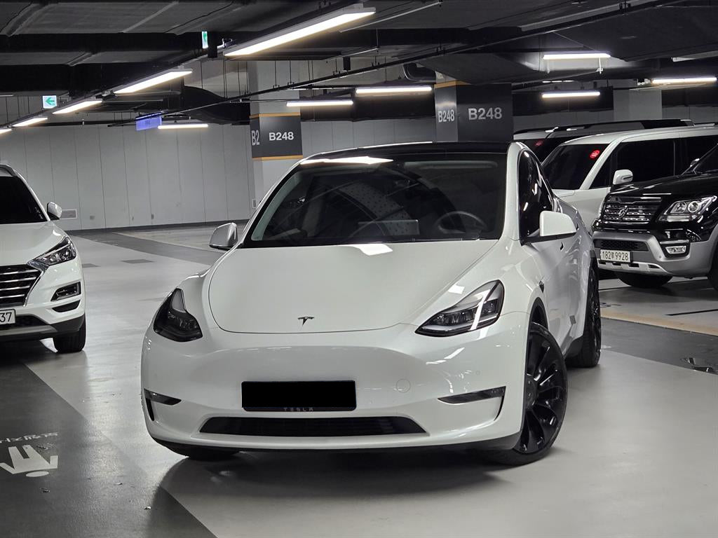 Tesla Model Y — photo 01