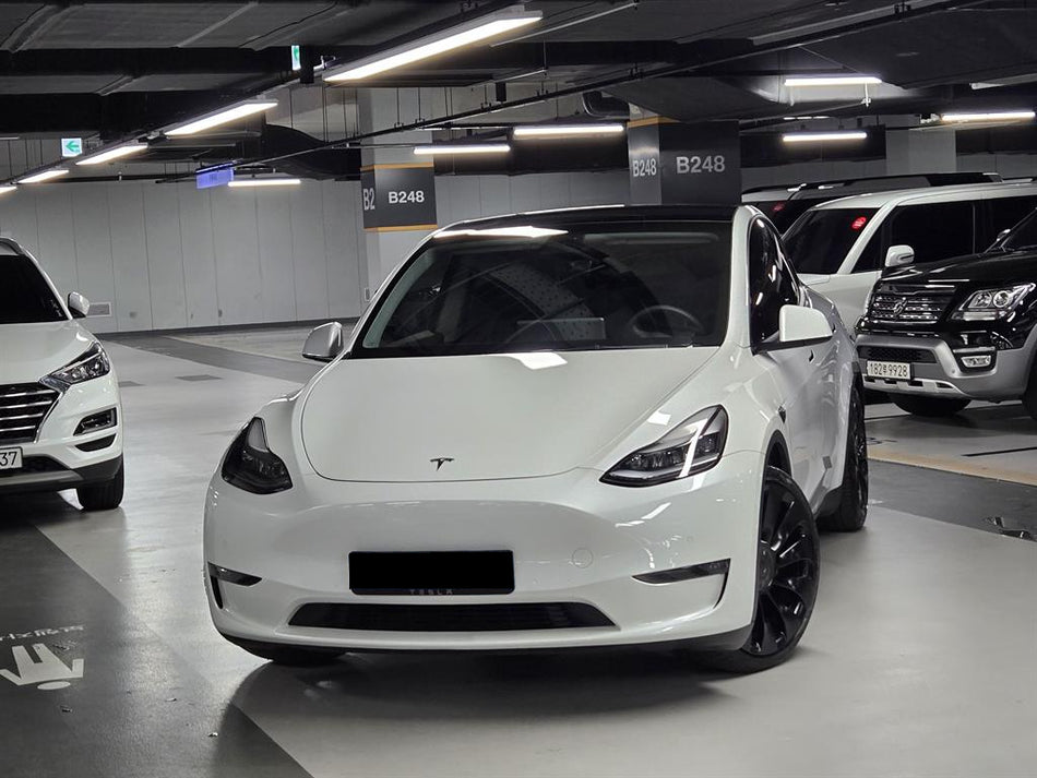 Tesla Model Y — photo 01