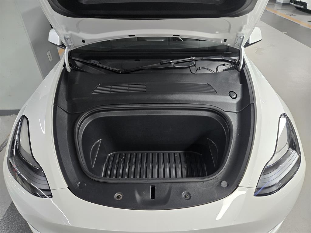 Tesla Model Y — photo 14
