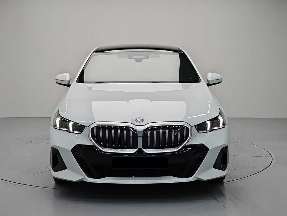 BMW i5 — photo 02