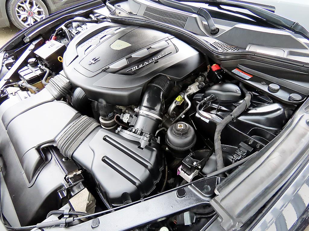 Maserati Quattroporte — photo 19