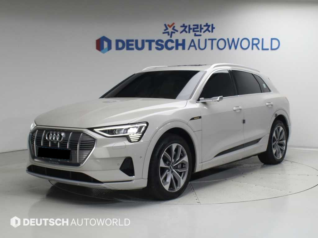 Audi e-tron — photo 01