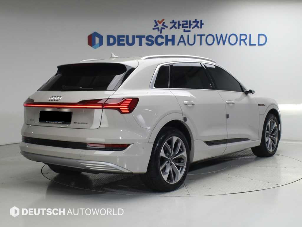 Audi e-tron — photo 02