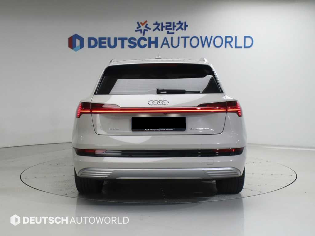 Audi e-tron — photo 04