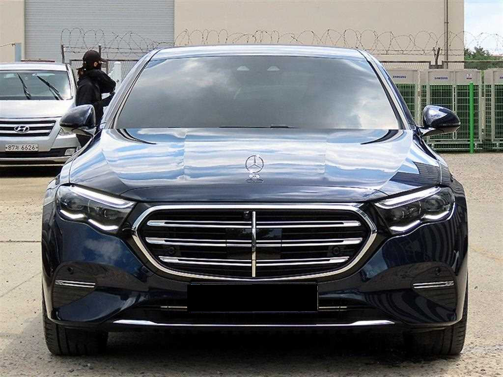 Mercedes-Benz E-Class — photo 01