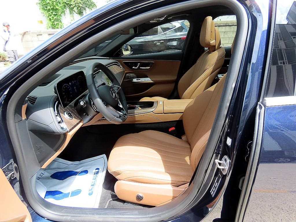 Mercedes-Benz E-Class — photo 05