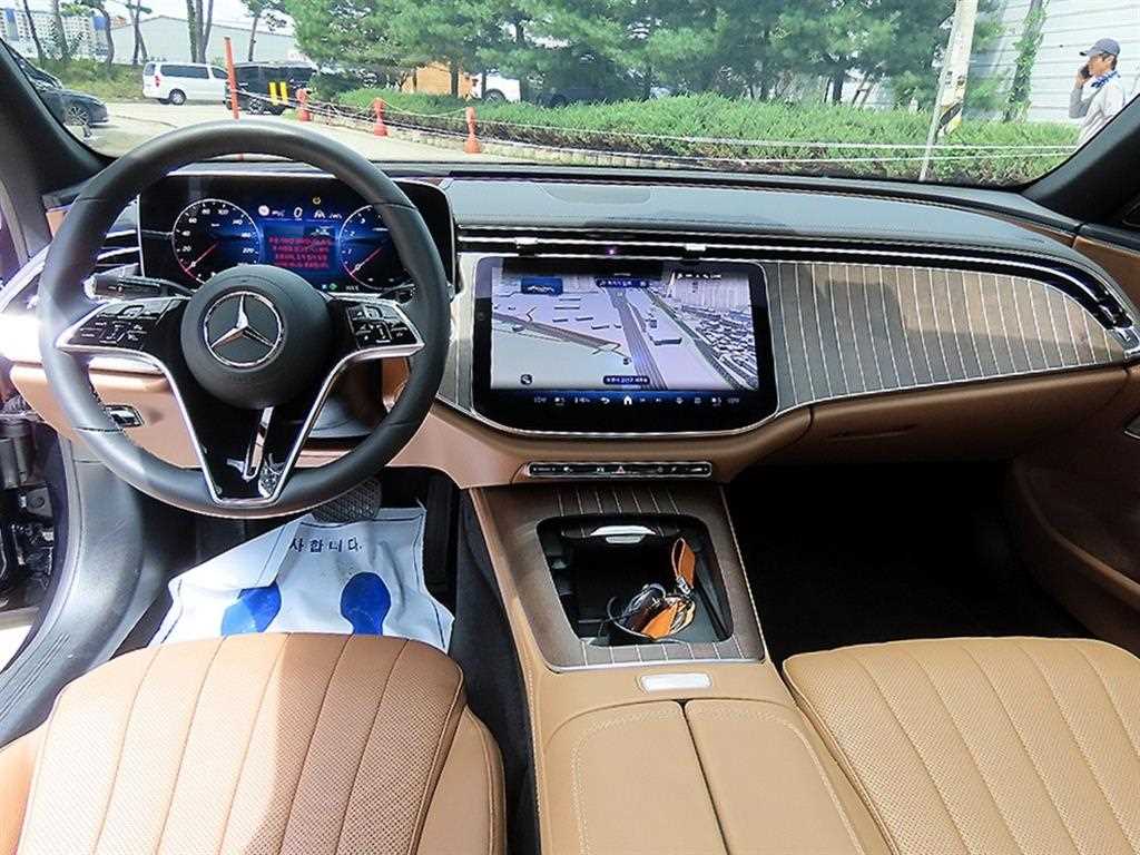 Mercedes-Benz E-Class — photo 07