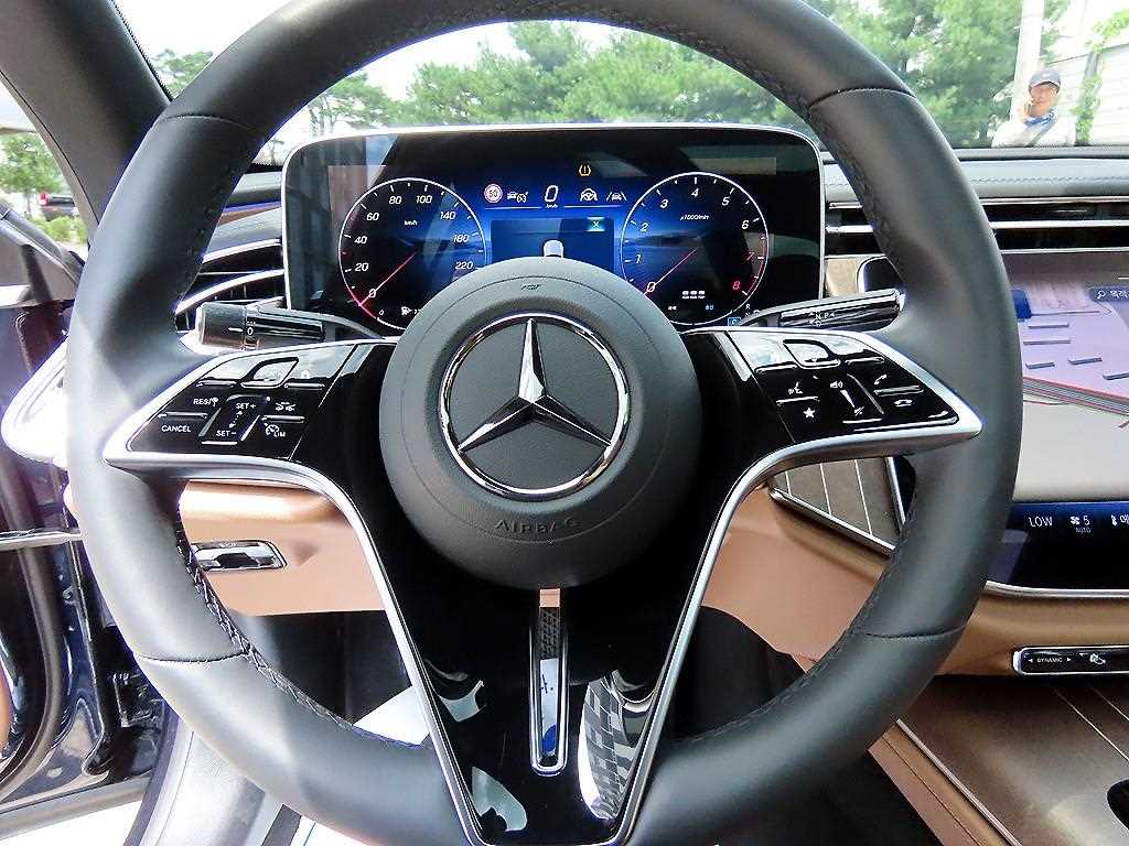 Mercedes-Benz E-Class — photo 08