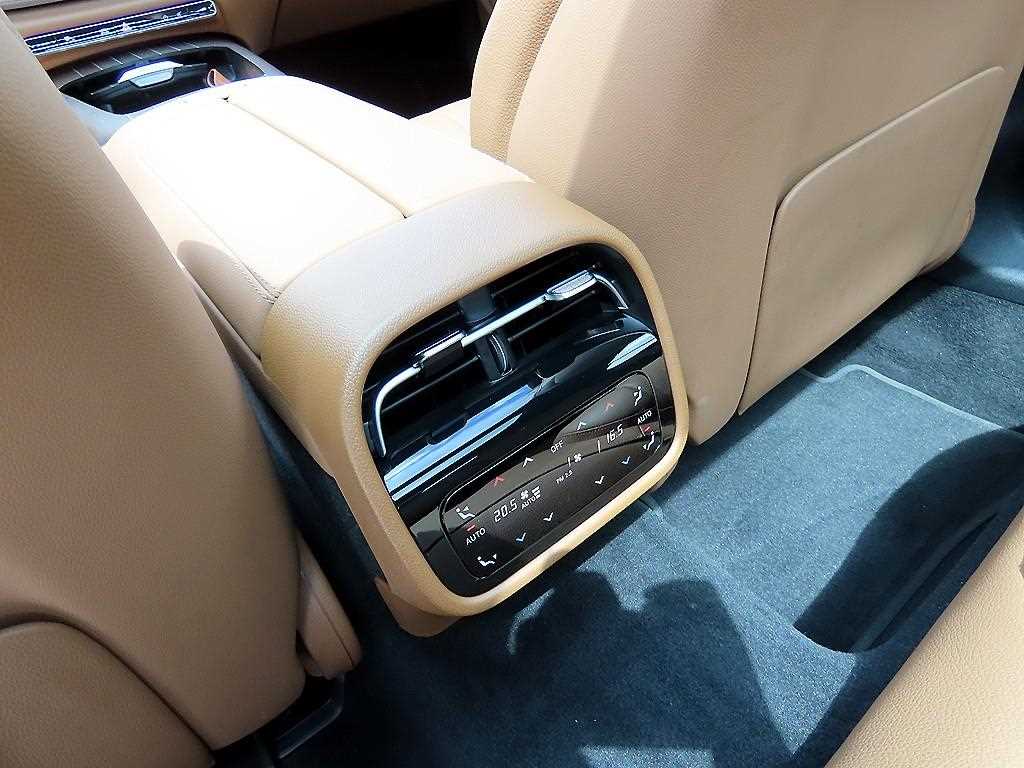 Mercedes-Benz E-Class — photo 15