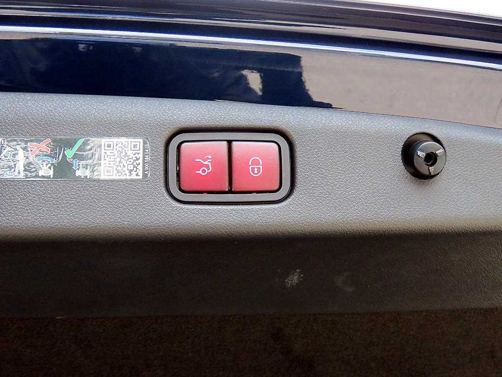 Mercedes-Benz E-Class — photo 16