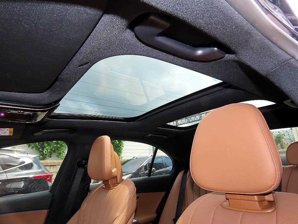 Mercedes-Benz E-Class — photo 17