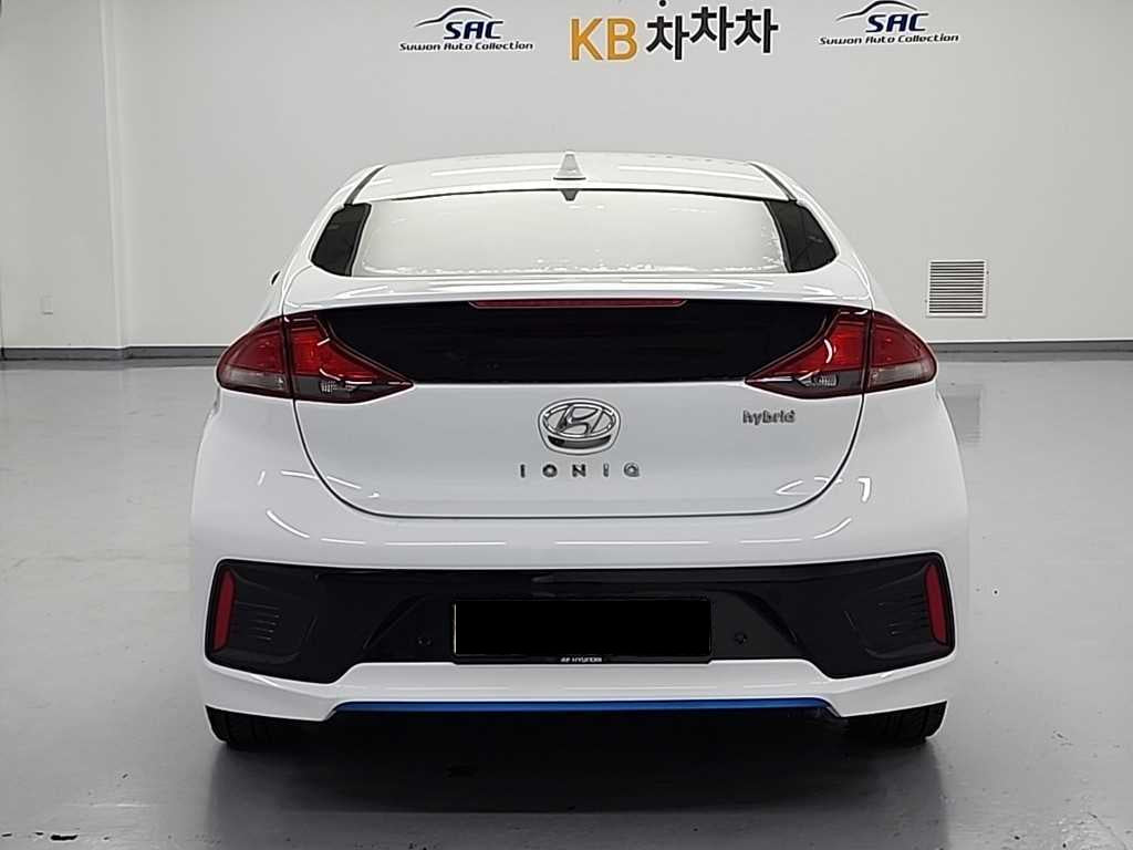 Hyundai Ioniq — photo 03