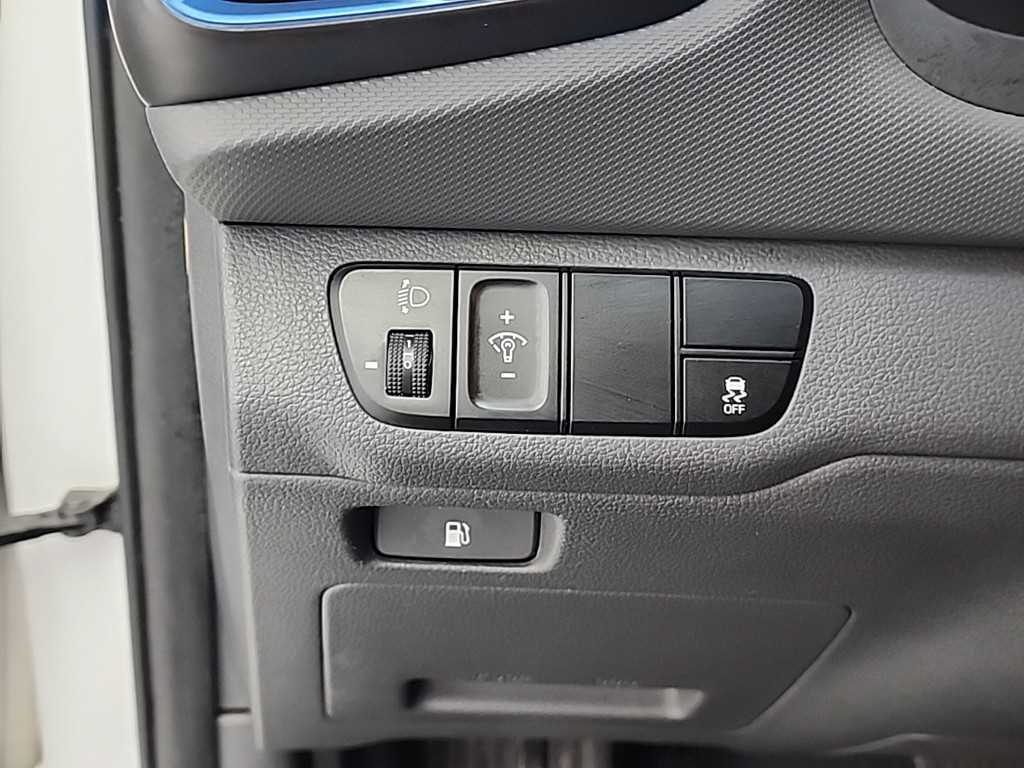 Hyundai Ioniq — photo 18
