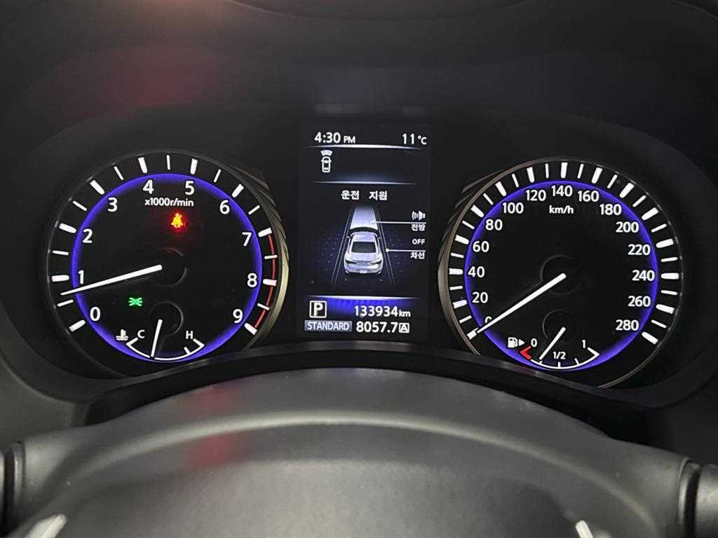 Infiniti Q60 — photo 18