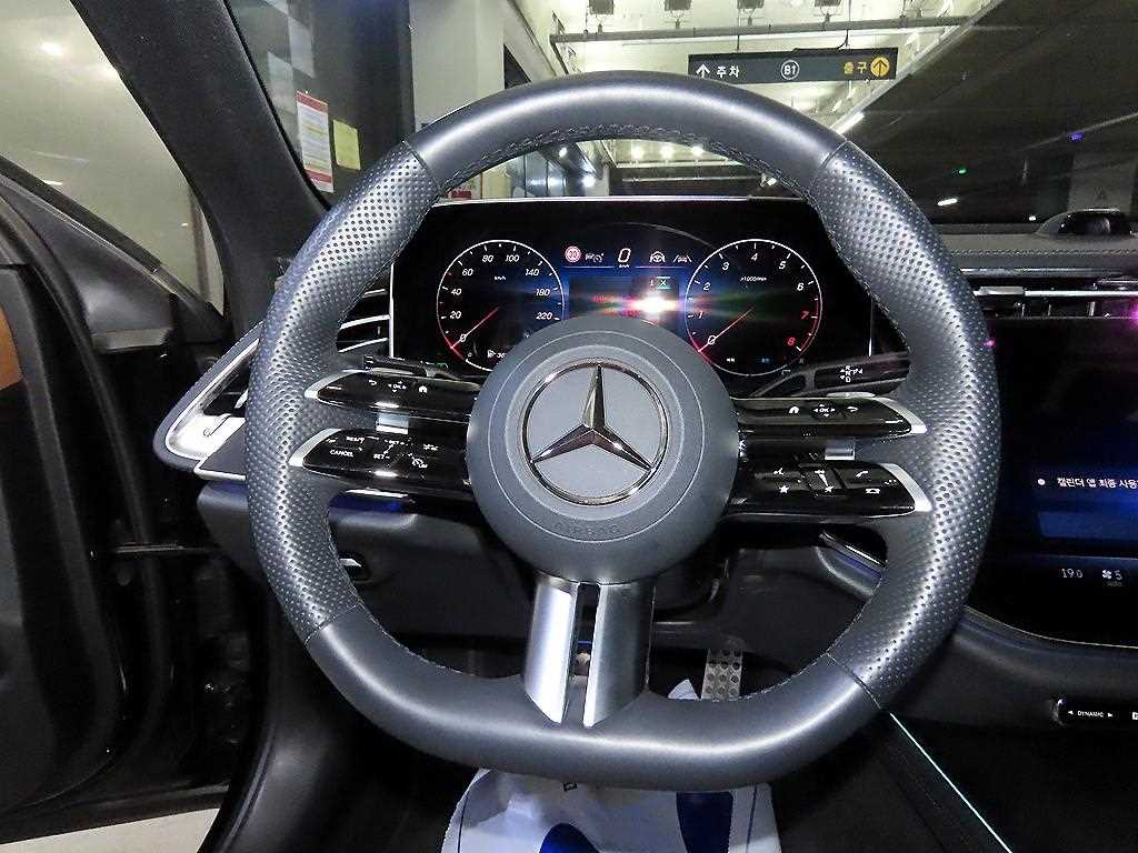 Mercedes-Benz E-Class — photo 08
