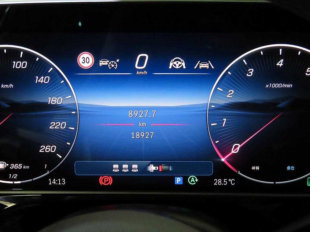 Mercedes-Benz E-Class — photo 09