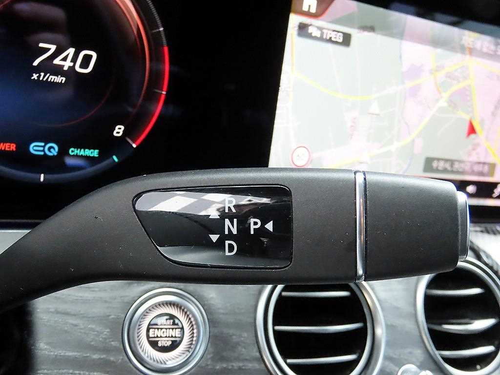 Mercedes-Benz E-Class — photo 11