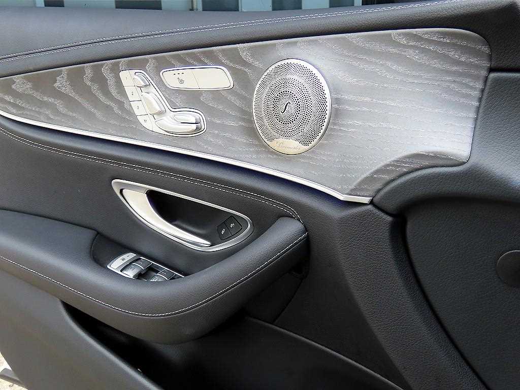Mercedes-Benz E-Class — photo 12