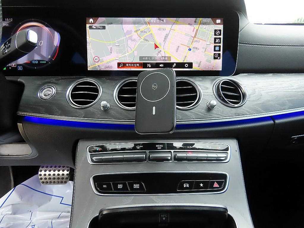 Mercedes-Benz E-Class — photo 14
