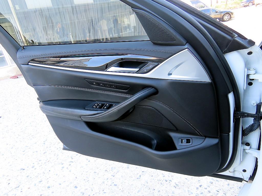 BMW 5-Series — photo 12