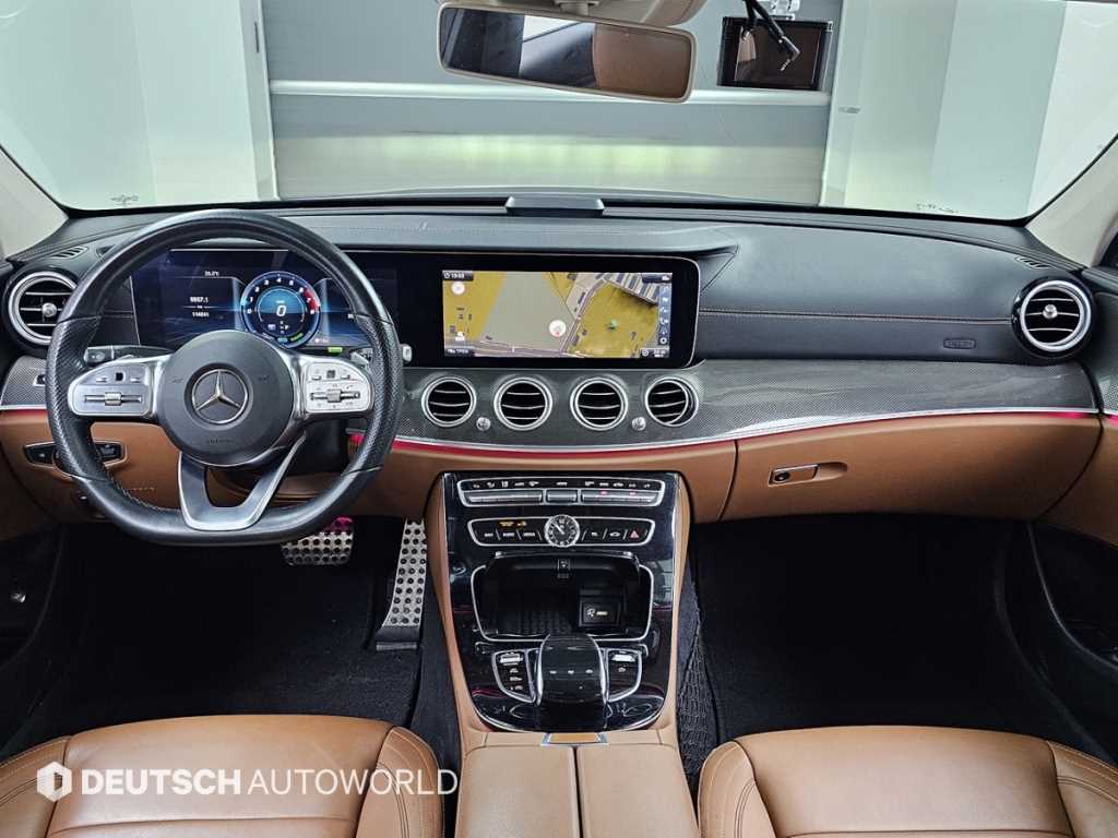 Mercedes-Benz E-Class — photo 08