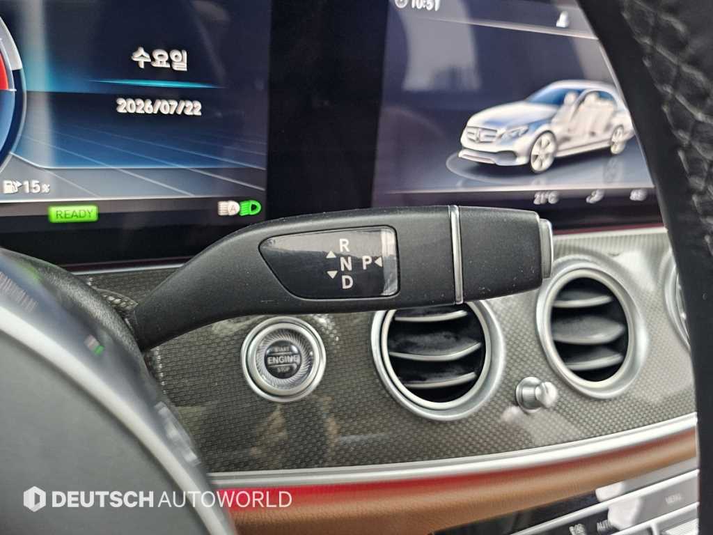 Mercedes-Benz E-Class — photo 09