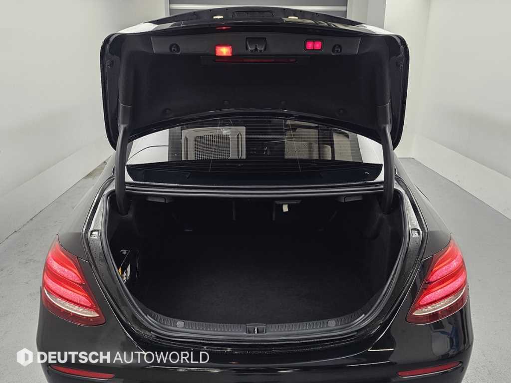 Mercedes-Benz E-Class — photo 19