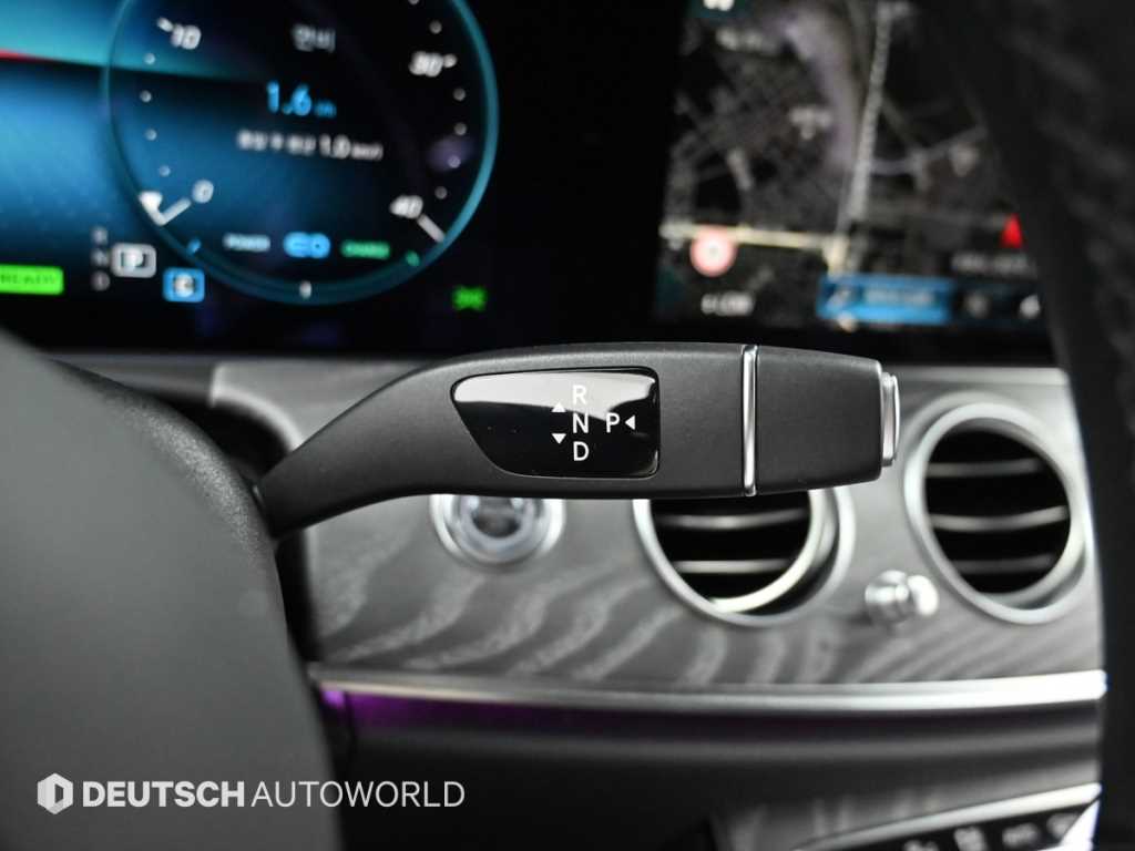 Mercedes-Benz E-Class — photo 09