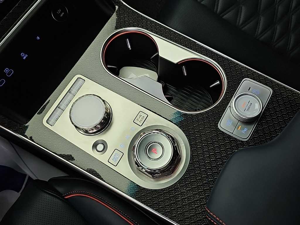 Genesis GV80 — photo 08