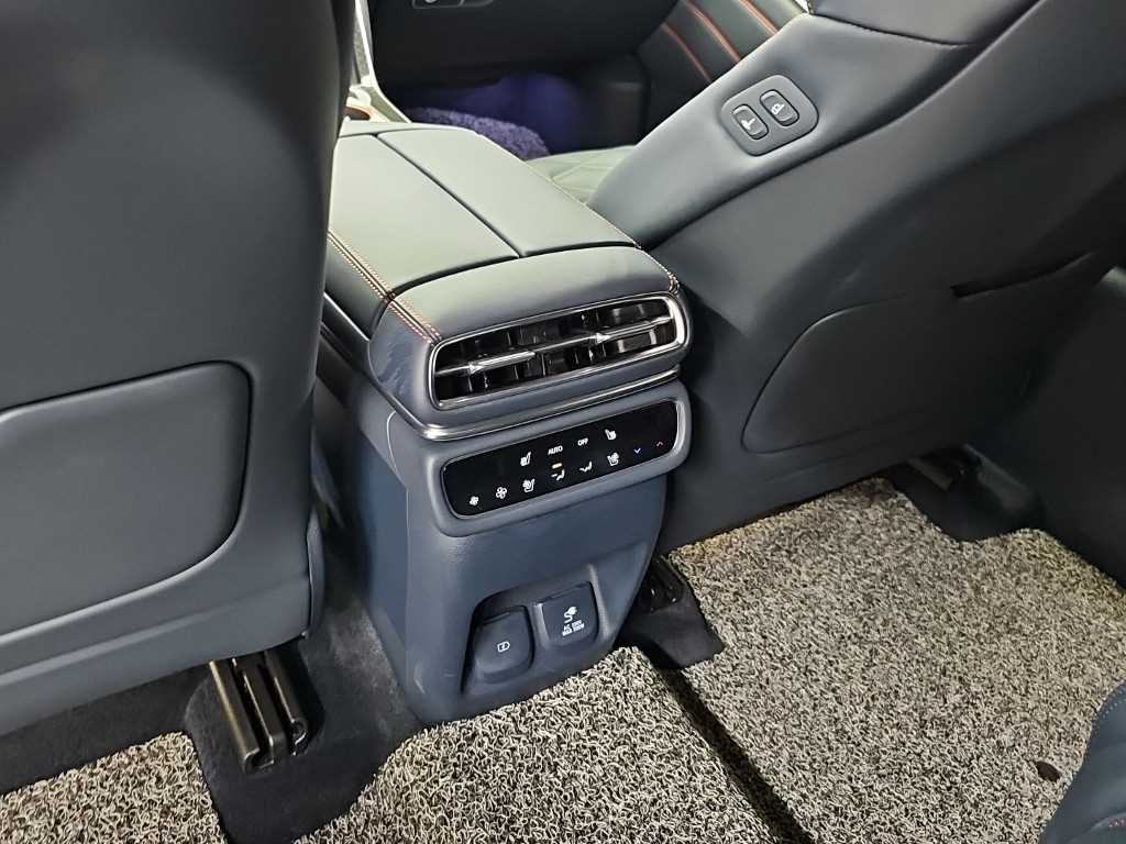 Genesis GV80 — photo 13