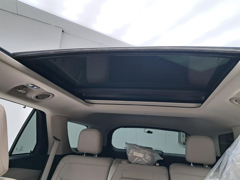 Ford Explorer — photo 17