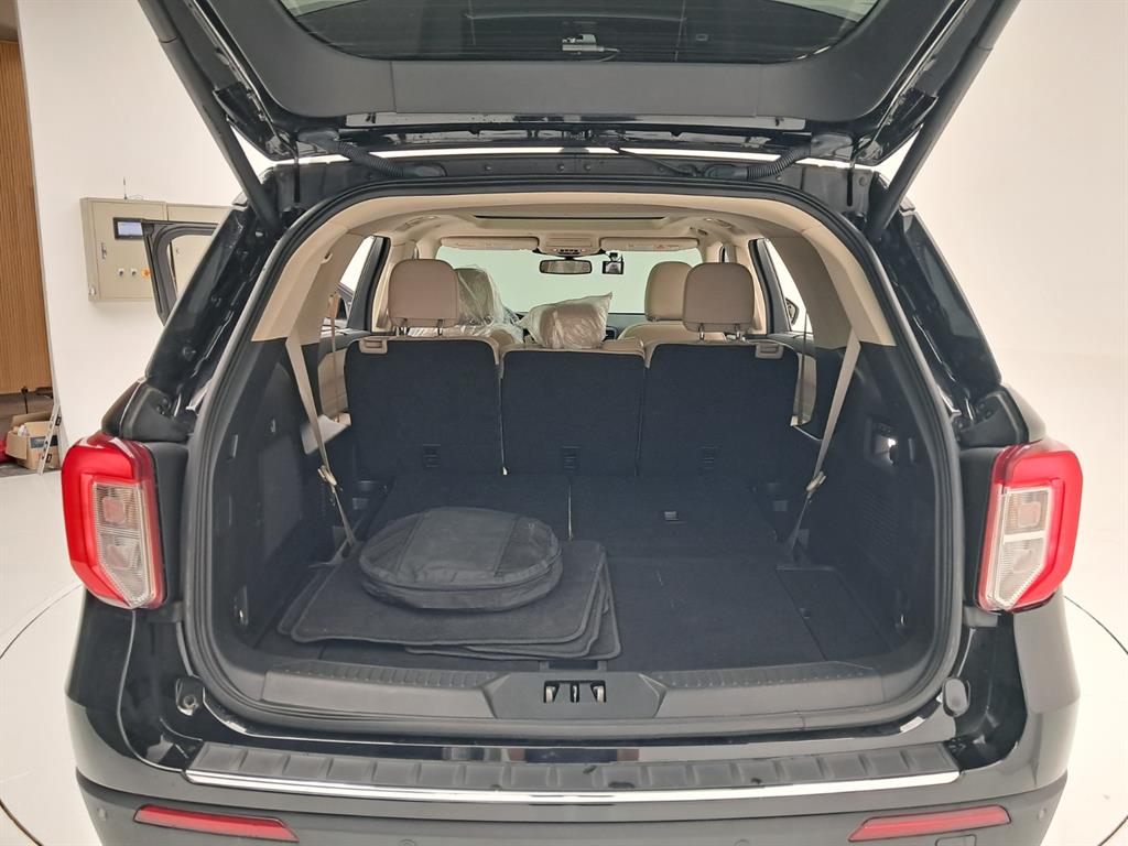 Ford Explorer — photo 18